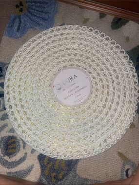 BNWT White and Gold Woven Placemat (Set of 8), 15” round